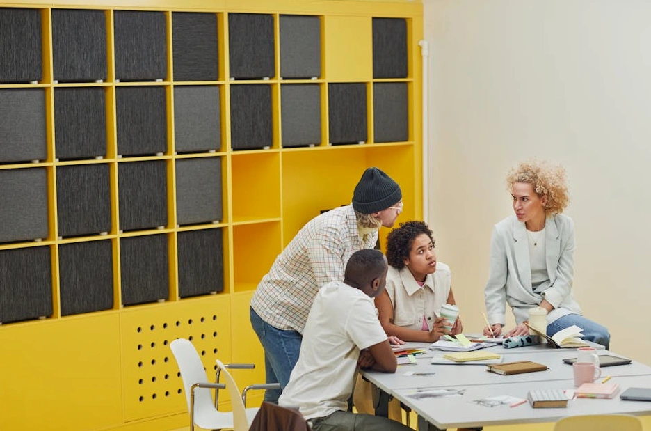 Zróżnicowany zespół ekspertów BI dyskutujący nad wykresem.